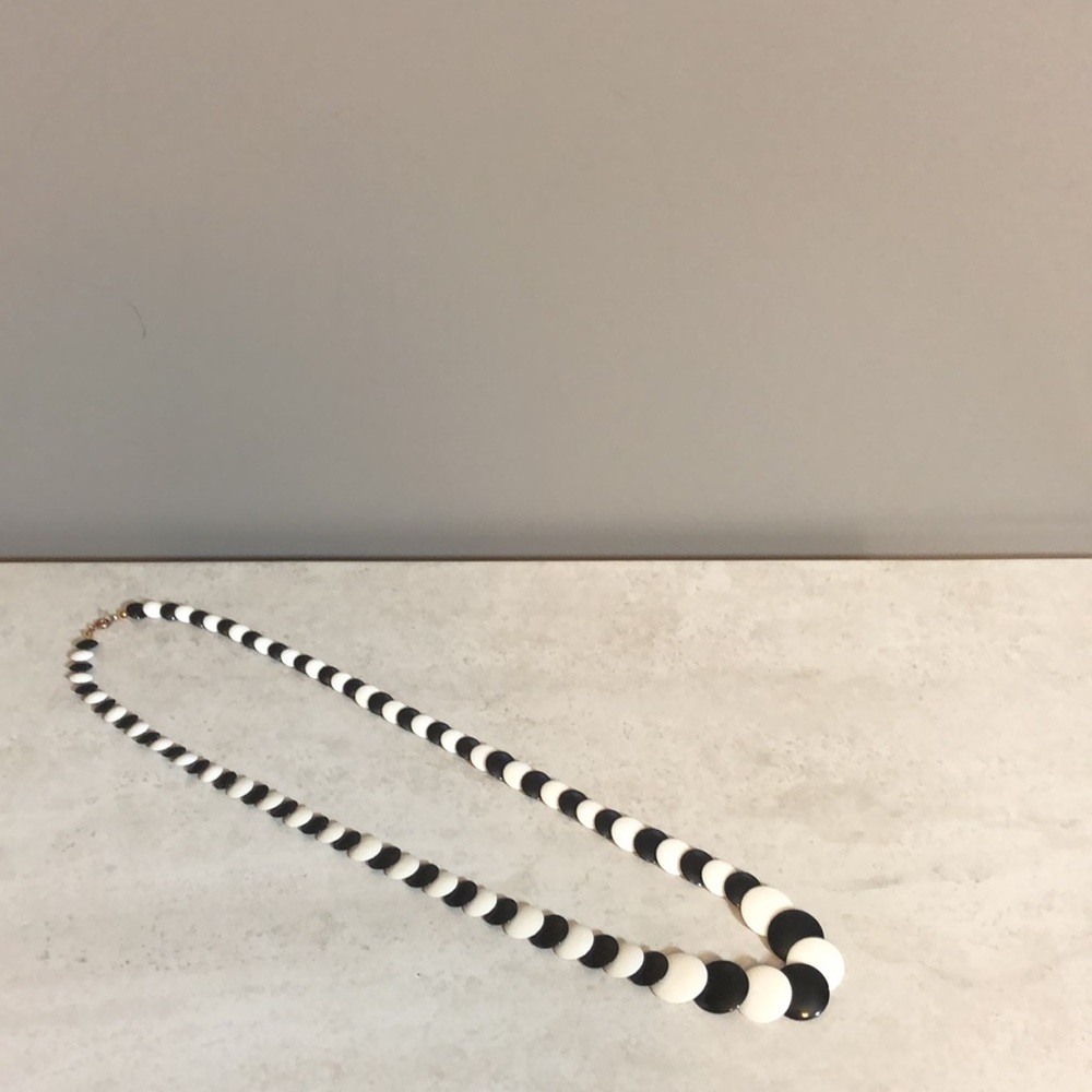 15” black and white disc graduated necklace